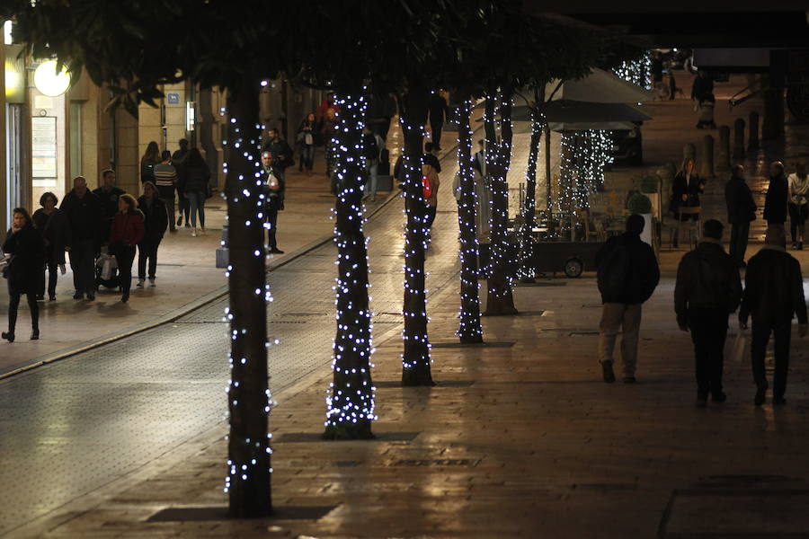 El alcalde de la capital asturiana fue el encargado de encender el entramado de luces y colores que llega a 215 calles de la ciudad y de la zona rural 