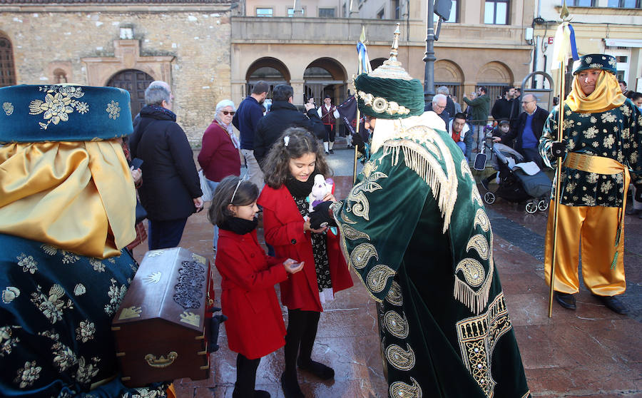 Oviedo ya tiene su Belén en la Plaza de Trascorrales, inaugurado por la presidenta de la Asociación Belenista de Oviedo, Eulalia Nacimiento