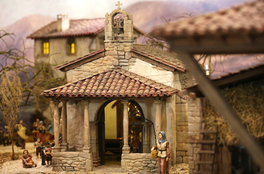 Oviedo ya tiene su Belén en la Plaza de Trascorrales, inaugurado por la presidenta de la Asociación Belenista de Oviedo, Eulalia Nacimiento