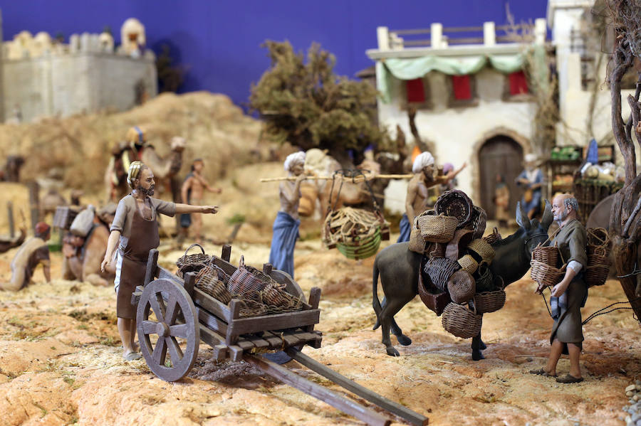 Oviedo ya tiene su Belén en la Plaza de Trascorrales, inaugurado por la presidenta de la Asociación Belenista de Oviedo, Eulalia Nacimiento