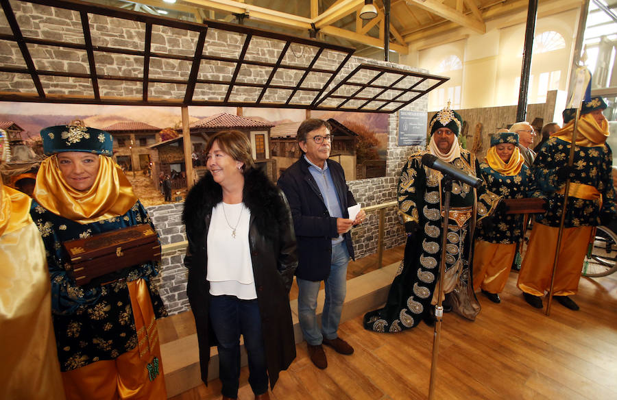 Oviedo ya tiene su Belén en la Plaza de Trascorrales, inaugurado por la presidenta de la Asociación Belenista de Oviedo, Eulalia Nacimiento
