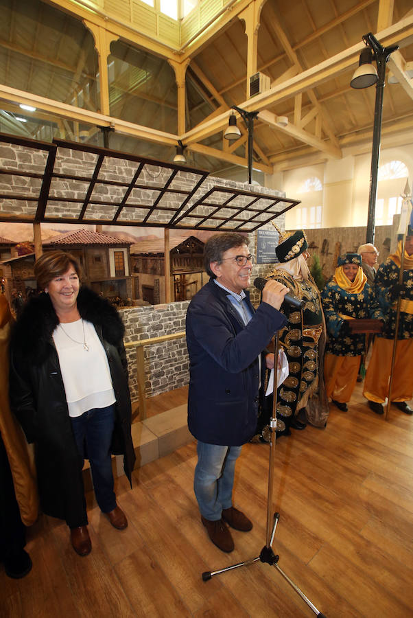 Oviedo ya tiene su Belén en la Plaza de Trascorrales, inaugurado por la presidenta de la Asociación Belenista de Oviedo, Eulalia Nacimiento