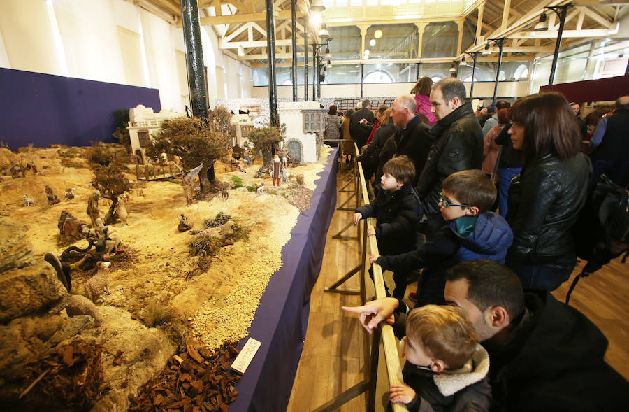 Oviedo ya tiene su Belén en la Plaza de Trascorrales, inaugurado por la presidenta de la Asociación Belenista de Oviedo, Eulalia Nacimiento