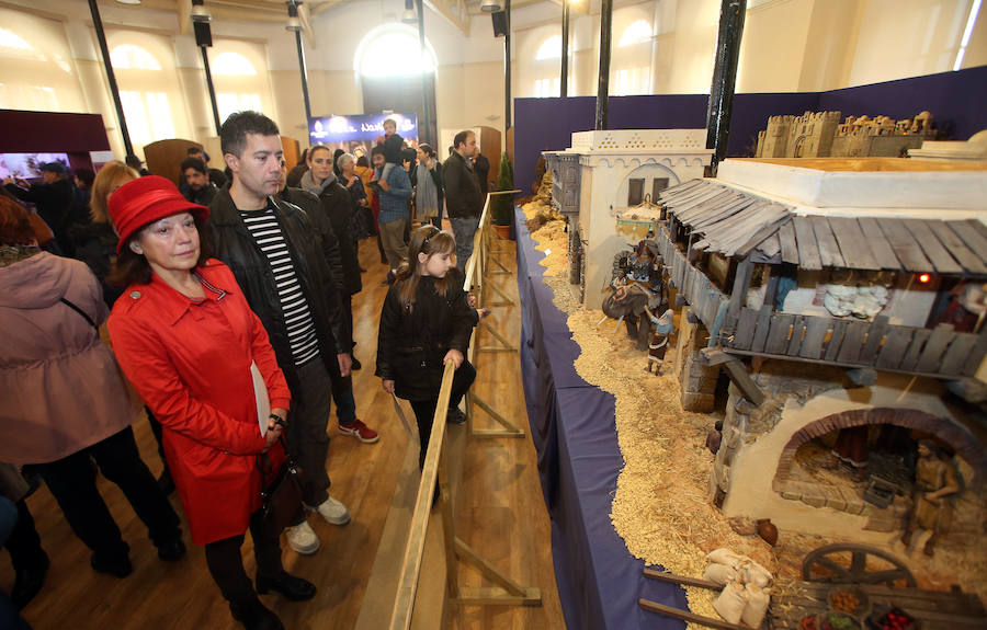 Oviedo ya tiene su Belén en la Plaza de Trascorrales, inaugurado por la presidenta de la Asociación Belenista de Oviedo, Eulalia Nacimiento