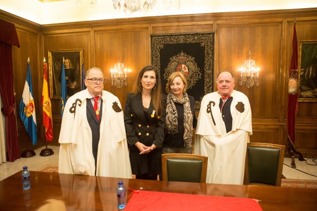 Ana L. Martín recibió ayer la medalla en el Ayuntamiento. 