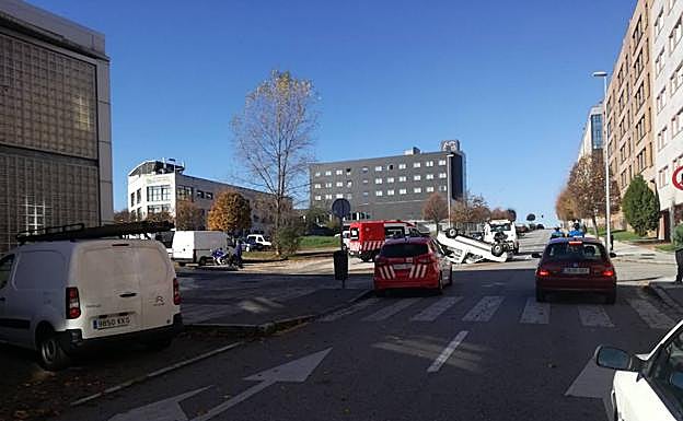 Tres heridos tras volcar una furgoneta en Montevil