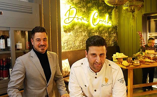 Pelayo González y Miguel Álvarez de Labra, en Doña Concha, su nuevo negocio de la avenida Galicia de Oviedo. 