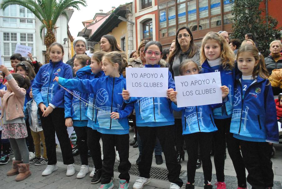 Unas doscientas personas, entre niños y adultos, se han concentrado ante las puertas del Consistorio