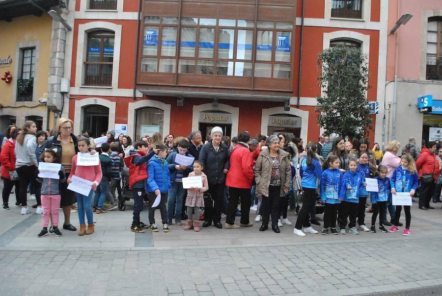 Unas doscientas personas, entre niños y adultos, se han concentrado ante las puertas del Consistorio