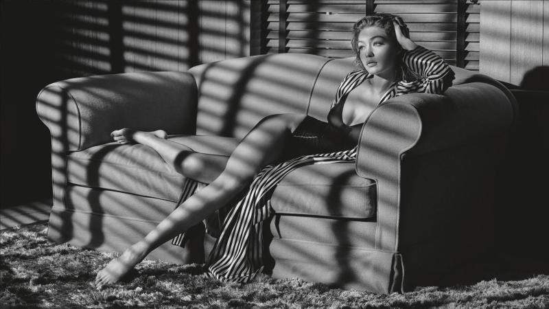 Las modelos Gigi Hadid y Laetitia Casta, la actriz Julia Garner y la bailarina Misty Copeland protagonizan el calendario de 2019 de la conocida marca de neumáticos Pirelli, un trabajo firmado por el fotógrafo escocés Albert Watson en el que participan también los bailarines Sergei Polunin y Calvin Royal III y el diseñador de moda Alexander Wang. Titulado 'Dreaming', está inspirado en el mundo del cine y pretende ser un homenaje a los sueños y aspiraciones de las mujeres de talento. A través de estas escenas, la mayoría en blanco y negro, Watson resalta la sensualidad del cuerpo femenino.