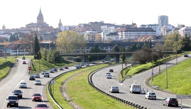 La entrada a Oviedo por la A-66, donde el proyecto del Bulevar de Santullano prevé un estacionamiento y un intercambiador de transporte. 