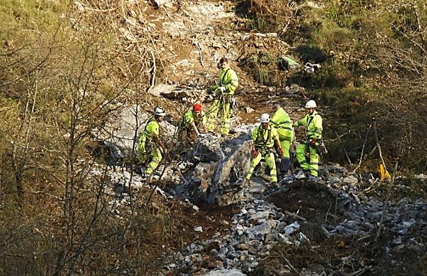Trozos de roca caliza cuya caída forzaron los operarios tras detonar la peña original. 