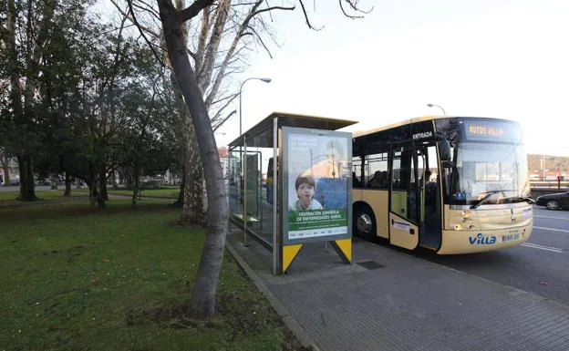 Un autobús de Autos Villa en el parque de El Muelle. 