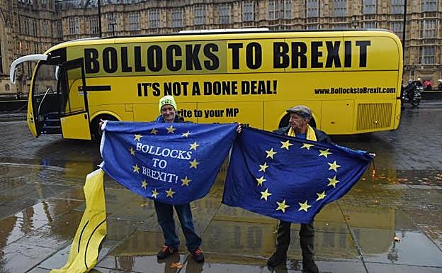 Activistas proeuropeos participan en una campaña ante el Parlamento británico en Londres.