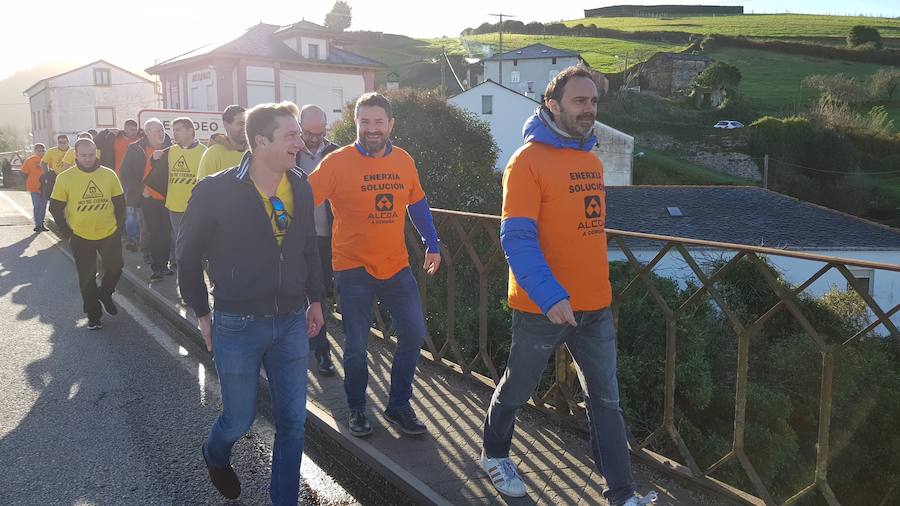 Trabajadores de las plantas de Avilés y A Coruña de Alcoa se han reunido en el puente de Porto, entre Asturias y Galicia, para anunciar la convocatoria de una jornada de huelga para el día 19. Al tiempo, protagonizarán una marcha que partirá de Castropol y Ribadeo y se reunirá en el paso sobre la ría del Eo, para representantar que el futuro de la multinacional atañe a dos territorios. 