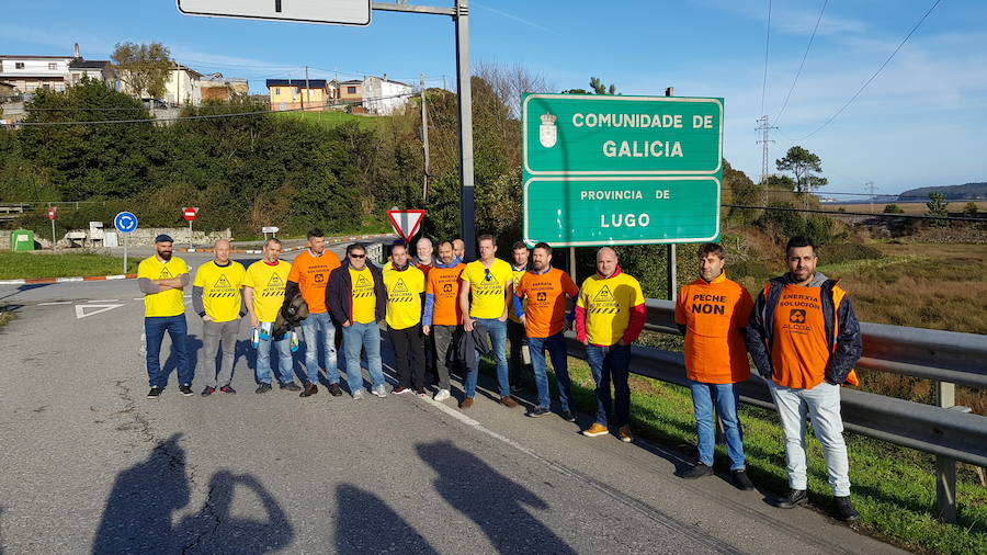 Trabajadores de las plantas de Avilés y A Coruña de Alcoa se han reunido en el puente de Porto, entre Asturias y Galicia, para anunciar la convocatoria de una jornada de huelga para el día 19. Al tiempo, protagonizarán una marcha que partirá de Castropol y Ribadeo y se reunirá en el paso sobre la ría del Eo, para representantar que el futuro de la multinacional atañe a dos territorios. 