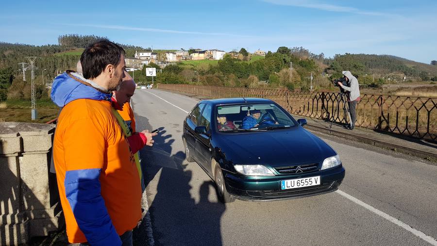 Trabajadores de las plantas de Avilés y A Coruña de Alcoa se han reunido en el puente de Porto, entre Asturias y Galicia, para anunciar la convocatoria de una jornada de huelga para el día 19. Al tiempo, protagonizarán una marcha que partirá de Castropol y Ribadeo y se reunirá en el paso sobre la ría del Eo, para representantar que el futuro de la multinacional atañe a dos territorios. 