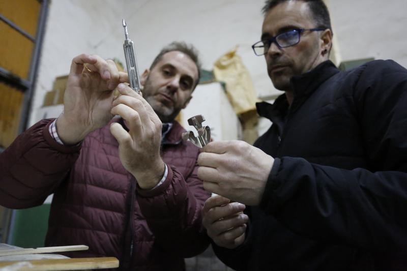 El tonelero Rafael Vigil construye en su taller de Peón (Villaviciosa) a partir de una pipa de sidra un takio, un instrumento astur-japonés que la Orquesta de Cámara de Siero usará en su espectáculo 'El faro'.