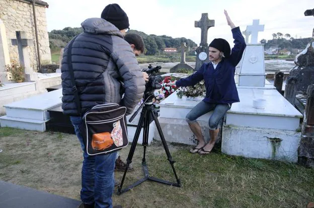 Los cámaras tomaron primeros planos de las manos del artista, pero sin filmar las tumbas. 