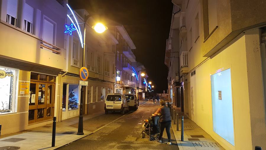 Fotos: Un total de 8.000 bombillas LED conforman el alumbrado navideño de La Caridad