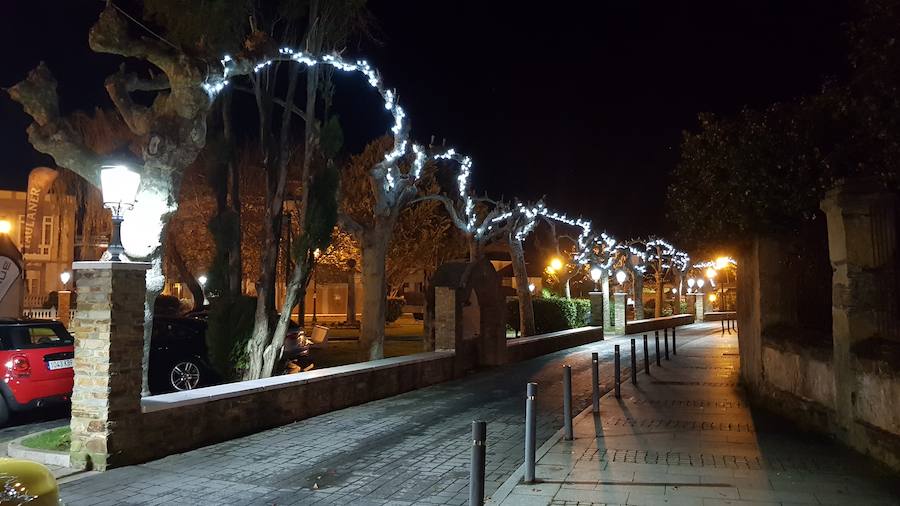 Fotos: Un total de 8.000 bombillas LED conforman el alumbrado navideño de La Caridad