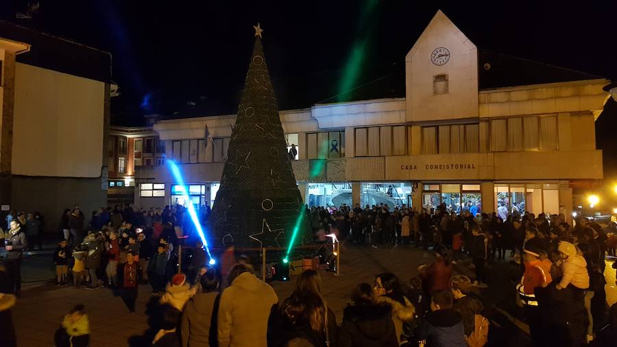 Fotos: Un total de 8.000 bombillas LED conforman el alumbrado navideño de La Caridad