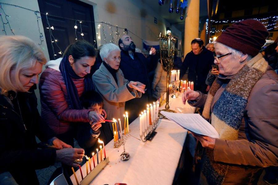 La comunidad judía de Asturias celebró el encendido público de la fiesta de las luces, en la plaza del Fontán. Tras despedir al Shabat, día de descanso de esta confesión, se procedió al encendido de la 'januquiá' un gran candelabro símbolo del pueblo israelí, pero de ocho velas en vez de las habituales siete, con el que se rememora un milagro sucedido durante la recuperación del segundo Templo de Jerusalén.