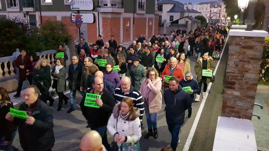 Los asistentes portaron carteles donde se mostraba el apoyo al hombre detenido.