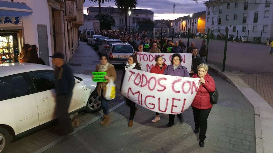 Los asistentes portaron carteles donde se mostraba el apoyo al hombre detenido.