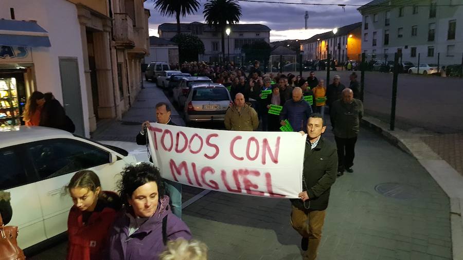 Los asistentes portaron carteles donde se mostraba el apoyo al hombre detenido.