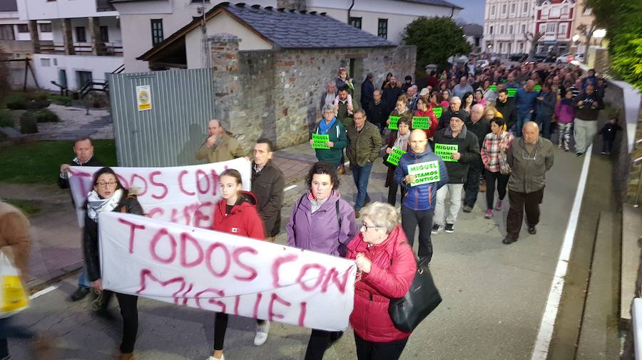 Los asistentes portaron carteles donde se mostraba el apoyo al hombre detenido.