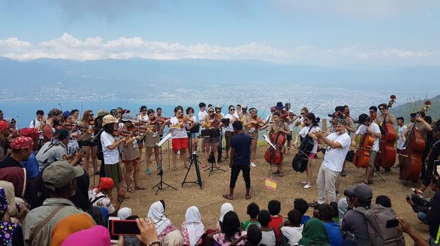 La Orquesta de Cámara de Siero actuó en Palu poco antes de que un tsunami arrasara la ciudad el pasado mes de septiembre, dejando a su paso más de un millar de muertos.