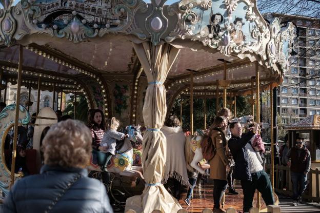 Tiovivo instalado en el Paseo de Begoña, que centra el interés de pequeños y mayores. 