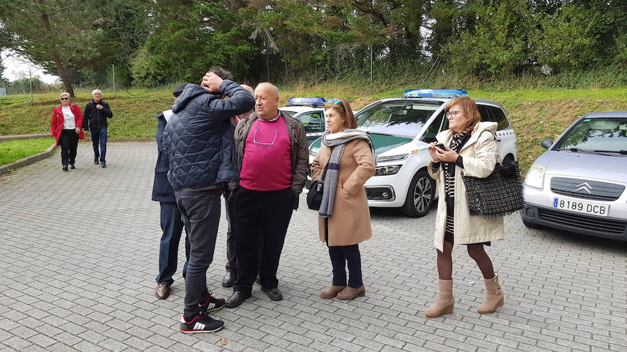 Miguel F. M., en libertad con una orden de alejamiento a 30 metros de su exmujer, llegaba a declarar en un coche de la Guardia Civil y, a su salida, charlaba con familiares que se habían acercado a apoyarle.