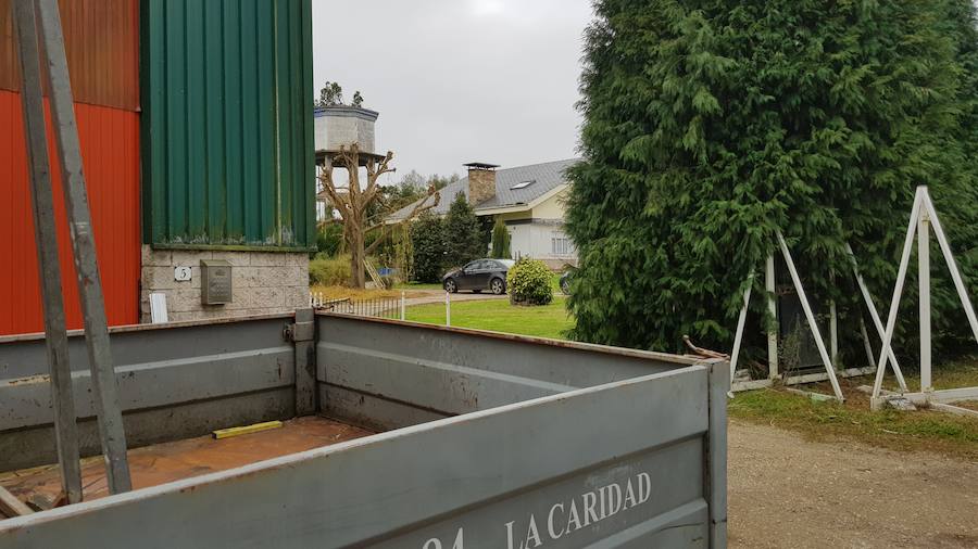 Miguel F. M., en libertad con una orden de alejamiento a 30 metros de su exmujer, llegaba a declarar en un coche de la Guardia Civil y, a su salida, charlaba con familiares que se habían acercado a apoyarle.