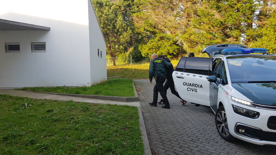 Miguel F. M., en libertad con una orden de alejamiento a 30 metros de su exmujer, llegaba a declarar en un coche de la Guardia Civil y, a su salida, charlaba con familiares que se habían acercado a apoyarle.