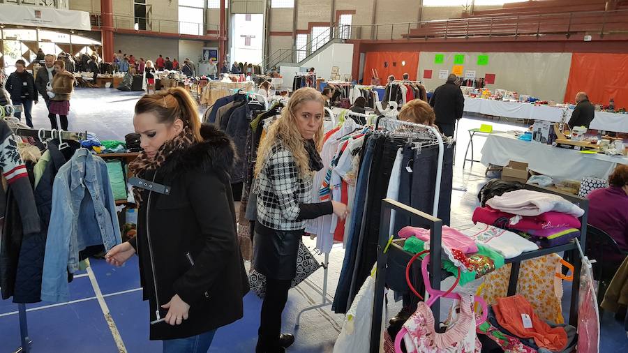 Una treintena de puestos han participado en el mercado de segunda mano de Vegadeo, un espacio en el que se han puesto a la venta ropa, juguetes, libros y una gran variedad de objetos antiguos.