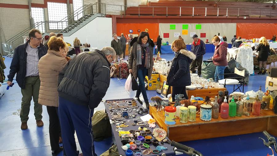 Una treintena de puestos han participado en el mercado de segunda mano de Vegadeo, un espacio en el que se han puesto a la venta ropa, juguetes, libros y una gran variedad de objetos antiguos.