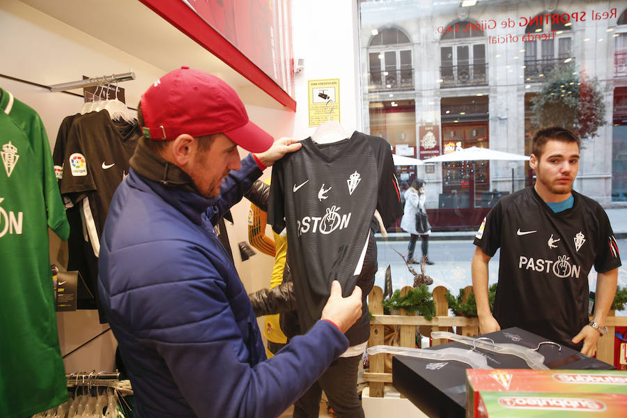 Estas camisetas puestas a la venta solo pueden ser adquiridas por abonados, son edición limitada y salen a un precio de 85 euros