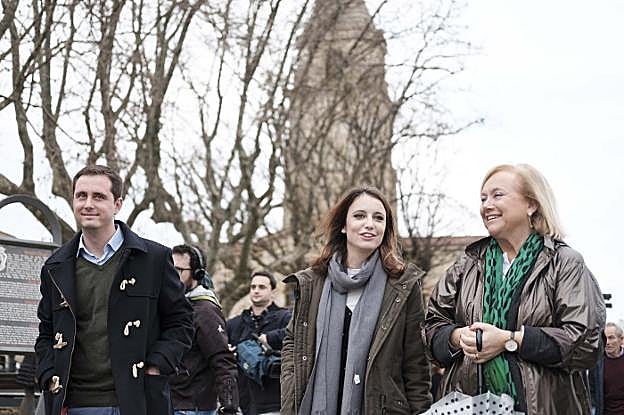 Andrea Levy habla con Mercedes Fernández en la plaza Campo Valdés de Gijón. 