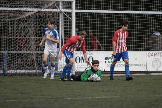 El portero Diego Argüelles atrapa el balón. 