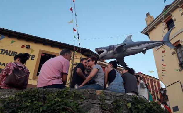 Tiburón que lució las pasadas fiestas en la Cuesta del Cholo.