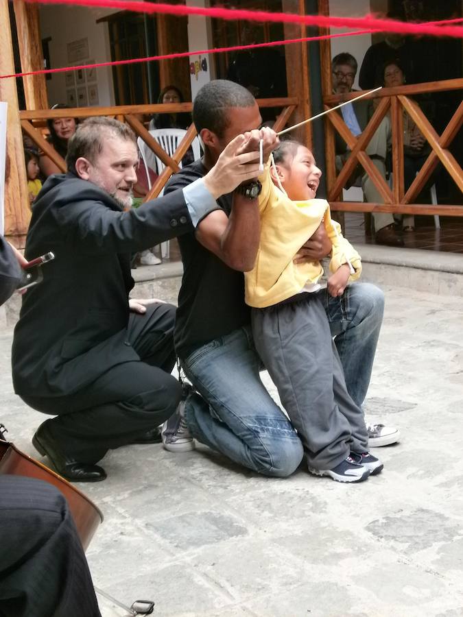 Paz entrega la batuta a un pequeño con necesidades especiales.