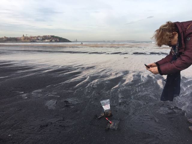 El pasado mes de abril, tras otro episodio de estas características, el Ayuntamiento de Gijón solicitó a la Universidad de Oviedo un estudio para determinar el origen de la mancha de carbón, aunque la mayoría de los expertos coinciden en apuntar como única causa el naufragio del carguero 'Castillo de Salas'.