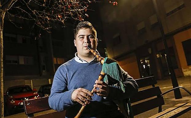 Enol García González, con su gaita en Blimea.