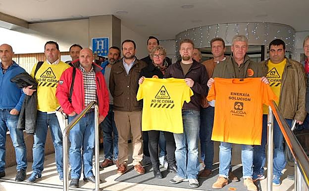 Trabajadores de Alcoa, esta tarde en Madrid, donde mantuvieron una reunión con la multinacional y el Gobierno.