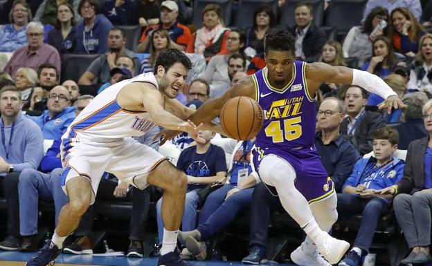 Álex Abrines lucha por un balón. 