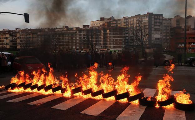 Barricada contra el cierre de la Casa Sindical en Gijón