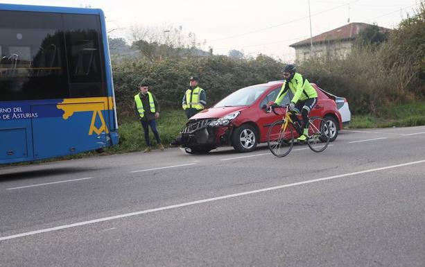 Sin heridos en un accidente entre un turismo y un autobús de la línea Siero-Oviedo