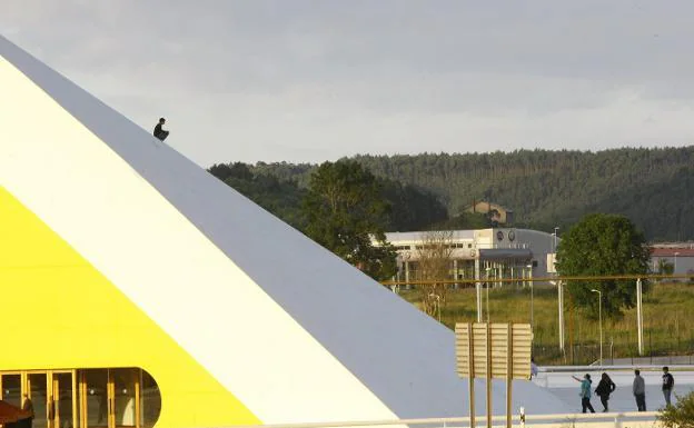 Emergencias estudia cobrar el rescate al 'escalador' del Centro Niemeyer